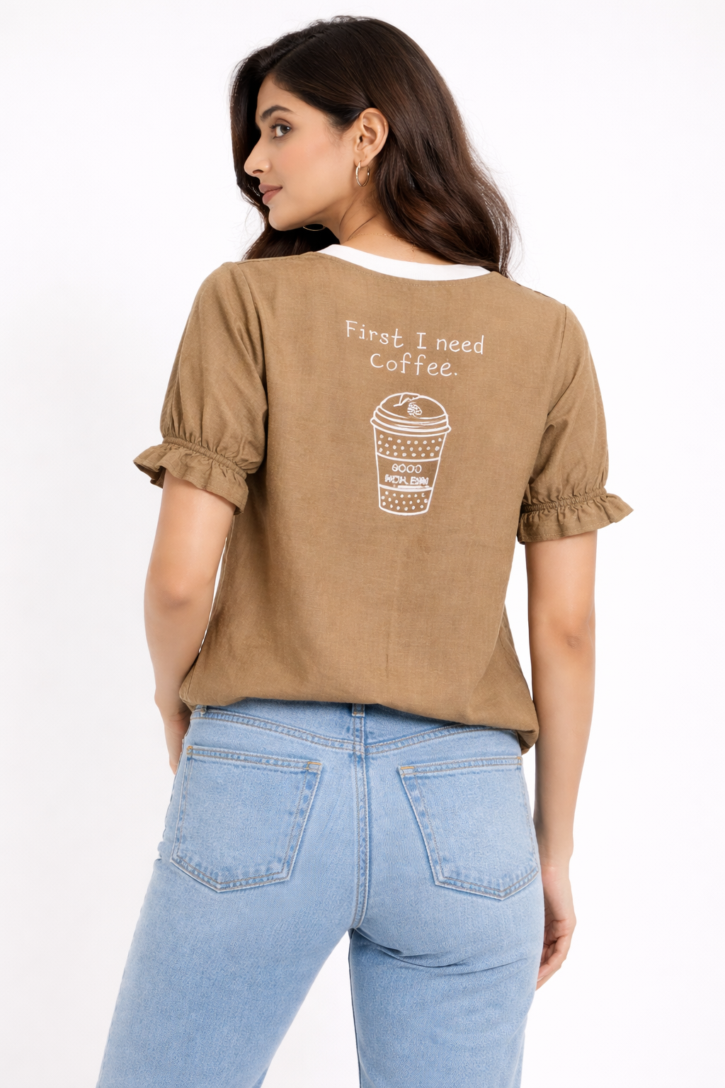 Top featuring a Round Neckline and short sleeves. Designed with finished h a relaxed silhouette and with a contrasting all-over abstract print Brown