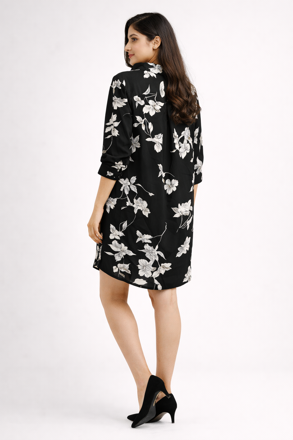 Short shirt dress featuring a classic collar and front button fastening