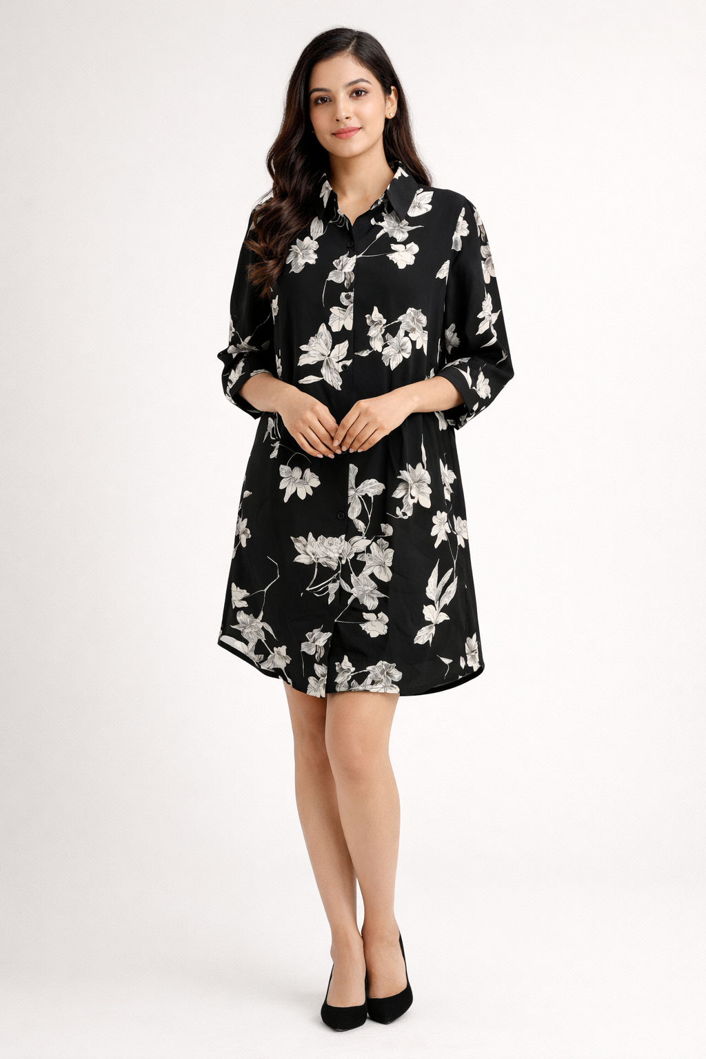 Short shirt dress featuring a classic collar and front button fastening