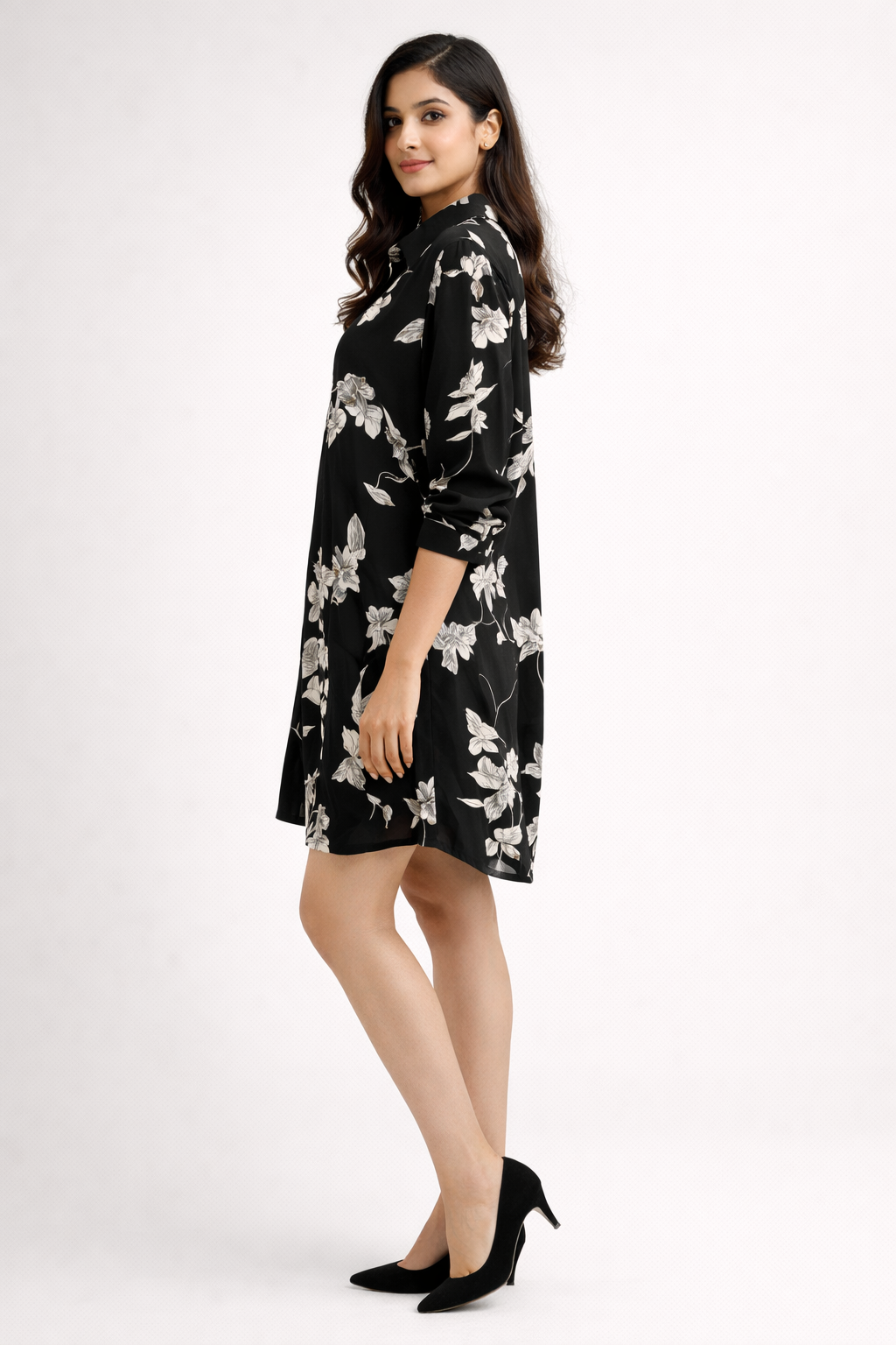 Short shirt dress featuring a classic collar and front button fastening